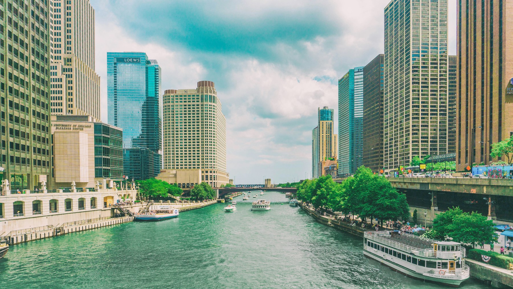 El río Chicago y los edificios del centro de Chicago